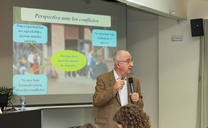 "Si como tutor solo les llamo para darles malas noticias y hablar sobre los aspectos negativos de sus hijos, no van a querer volver más. Es bueno llamarles también para mencionar cosas buenas" nos cuenta el profesor <a href="/urunajp/">Pedro Uruñuela</a> Entrevista completa: bit.ly/2Pu2ZAg