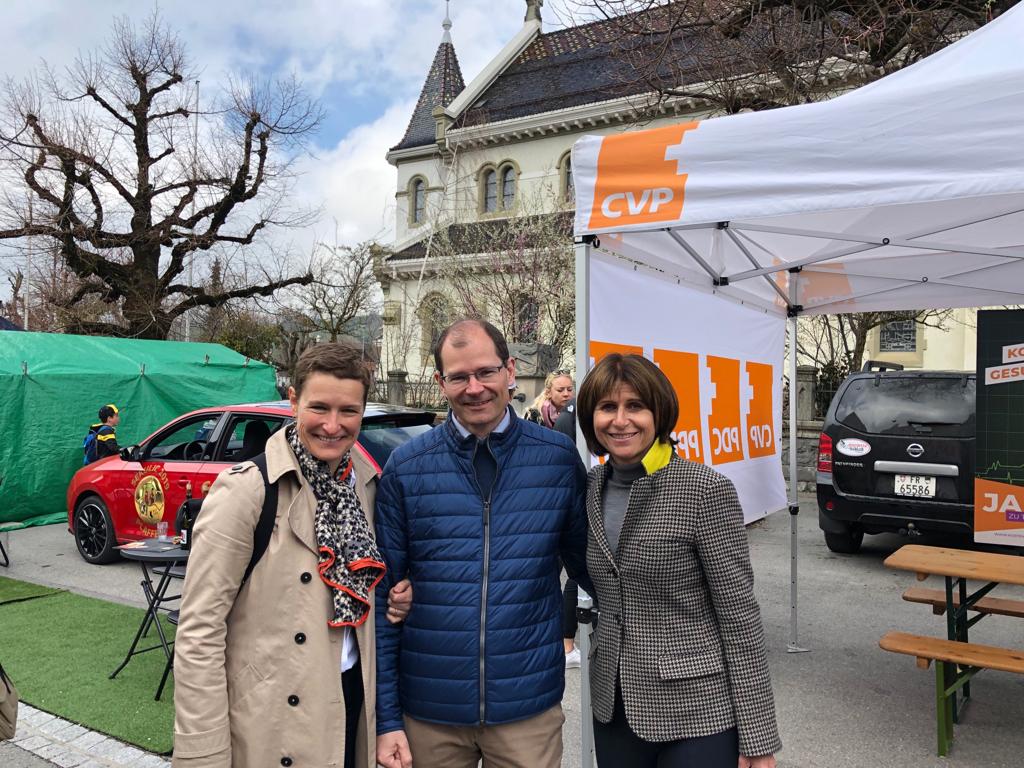 BulliardMarbach's tweet photo. Letzte Woche waren wir am Märit in #Plaffeien, um Unterschriften für die #Kostenbremse-#Initiative der @CVP_PDC zu sammeln. #TeamOrange Unterstützen auch Sie uns: https://t.co/6n7USc6yuk https://t.co/4sicdw45ii