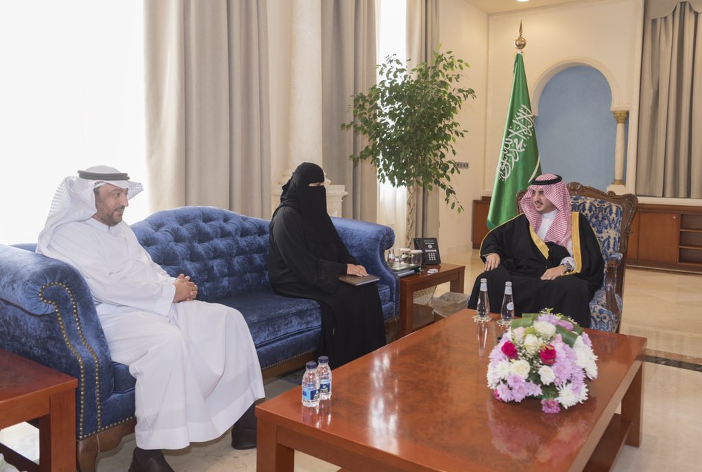 #امارة_الجوف
أمير #الجوف يستقبل رئيسة وأعضاء لجنة شؤون الأسرة بالمنطقة .
https://www.spa.gov.sa/viewstory.php?lang=ar&newsid=1916065 …