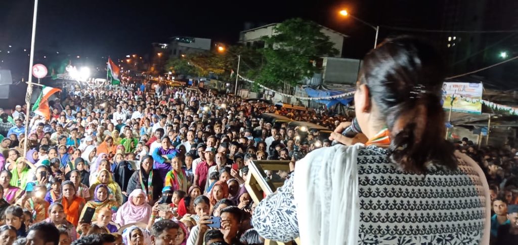 PriyaDutt_INC's tweet photo. Met the residents of Bandra East, Santacruz and Bandra West and discussed several issues that have affected their daily lives. 

The time has come to vote for change and lay down the first brick in our shared journey. Together, for a better future. https://t.co/INdj5BvJXp