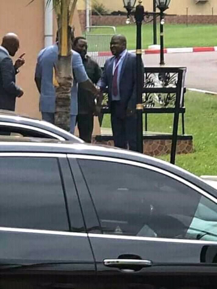 JacquesHeri24's tweet photo. Analysez bien l'image, Kabila présente à Félix cet homme ? Et Beya insiste.
Le #Deal et le #Dealeur. C'est ça l'alternance ??? Mawable https://t.co/NJABZNjJZ0