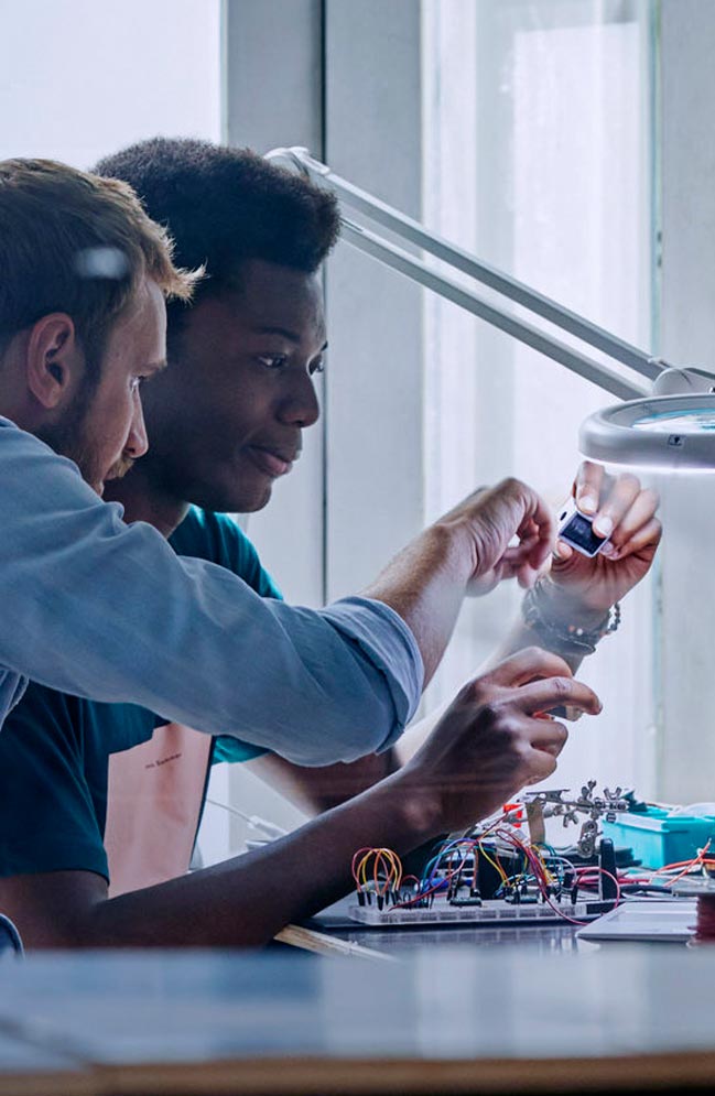 Apprenticeships's tweet photo. If you know you want an #apprenticeship but you're not sure in which industry or sector, then get some inspiration on your future career by visiting: https://t.co/ZuGOrobciM  #FireItUp #TuesdayThoughts https://t.co/2mg2ta4TPa