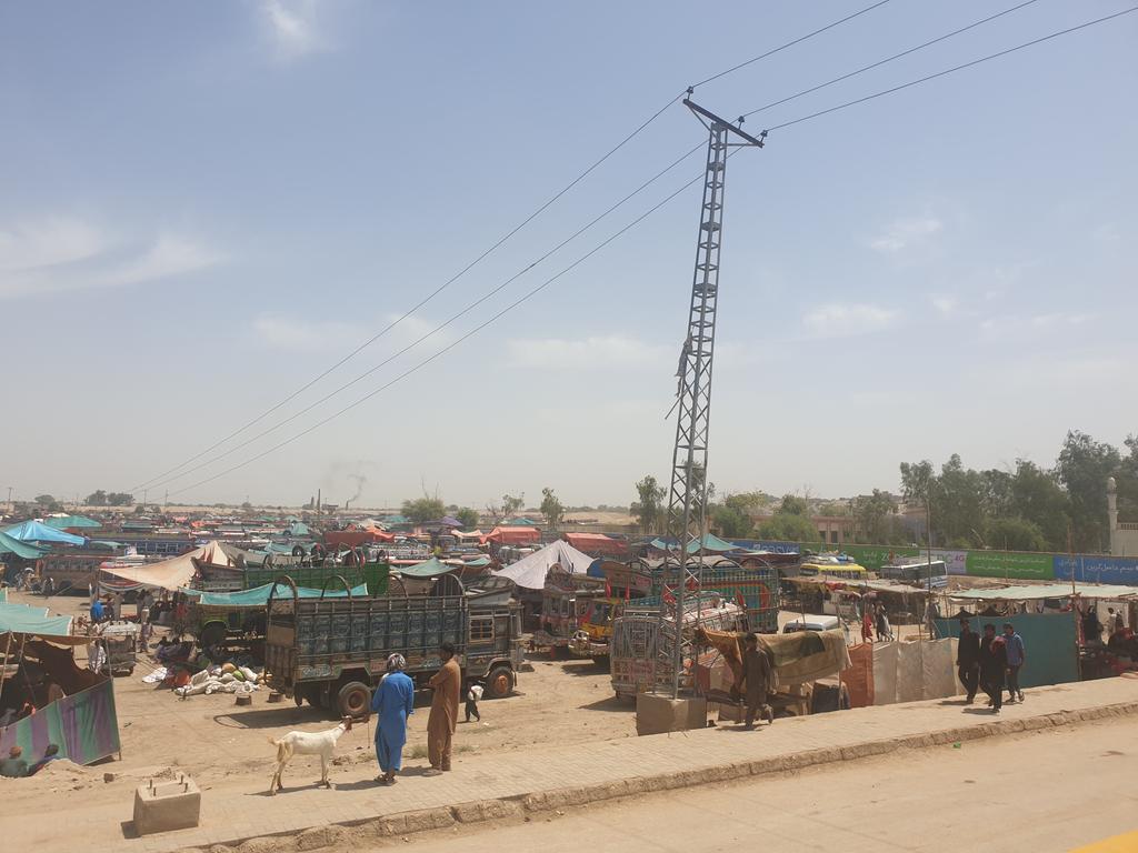 Farhajuddin3's tweet photo. Huge influx of population during annual festival of #HazratlalshahbazQalander teams deployed to vaccinate under 5 children #VaccinesWork #EndPolio https://t.co/J7l0pJAwat