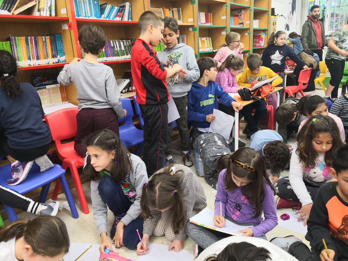 BIBLIOFANTASIO's tweet photo. En el #DíadelLibro nuestra #bibliotecaescolar centro de reunión, encuentro, creatividad, ilusión, aprendizaje... ❤️📙 #becrea #L1bbeeGr #DiadelLibro2019 @BECREAGR @ceip_nevada https://t.co/Xg2A7b4lIu