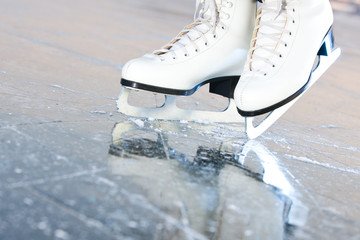 AssurEvents75's tweet image. 🇫🇷75 ans ça se fête! En tournée du 28 février au 28 avril, les artistes d'Holiday On Ice ont chaussé leurs patins pour vadrouiller sur les glaces de France. La troupe a encore fait appel à Assurevents pour garantir sa tournée.

Alors on enfile une paire de gants et un bonnet?🧤