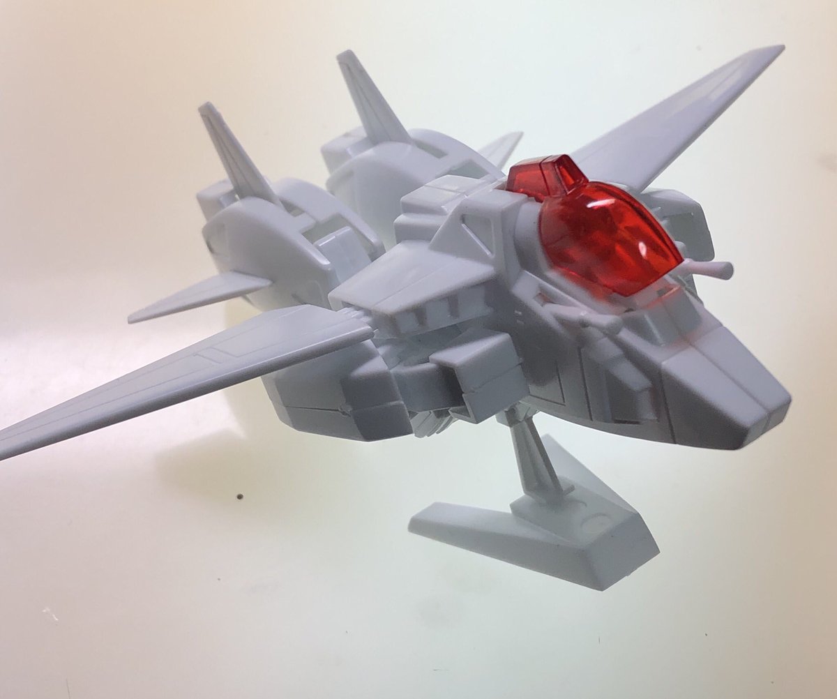 なぜかキャノピーが閉まらないソロムコ。簡単変形なのに意外な程飛行姿勢がカッコいい。 