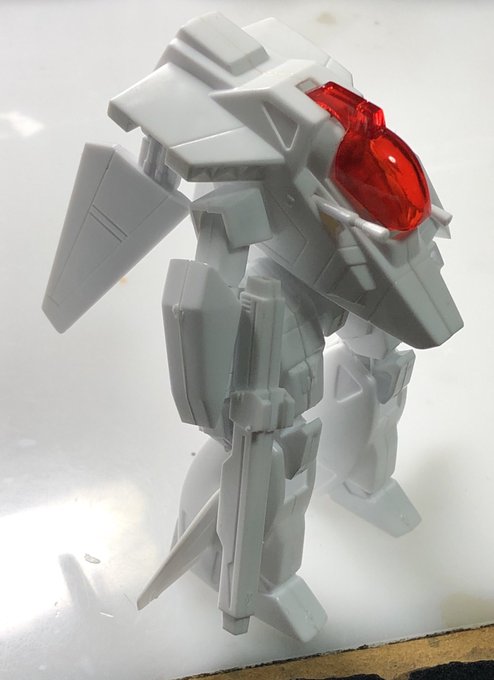 なぜかキャノピーが閉まらないソロムコ。簡単変形なのに意外な程飛行姿勢がカッコいい。 