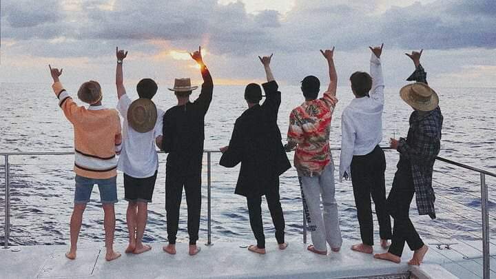 helenv17426154's tweet photo. #BBMAsTopSocial BTS @BTS_twt 
Fighting https://t.co/AVfvN7OnWf