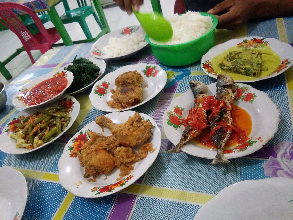 TaurusAdalahAku's tweet photo. Bong yg main boikot masakan padang mana niy??? Elu mah kebiasaan gretong pake rebutan sok²n main boikot!!! Sx makan rendang lengkuas mah sok kaya https://t.co/RNEiUscnBX