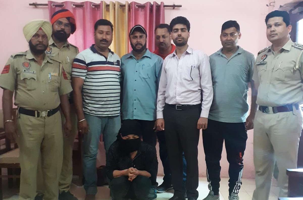 aigcijal's tweet photo. COUNTER INTELLIGENCE &amp; MOGA POLICE BUSTED ANOTHER MAJOR INTERSTATE DRUG RACKET OF HEROIN SMUGGLING

SEIZE 1.5 KILOGRAM HEROIN FROM DARJEELING BASED SMUGGLER 
HEROIN PACKETS ARE HIDDEN IN A LADIES PURSE WITH MANY POCKETS https://t.co/xrVnDyGKj6