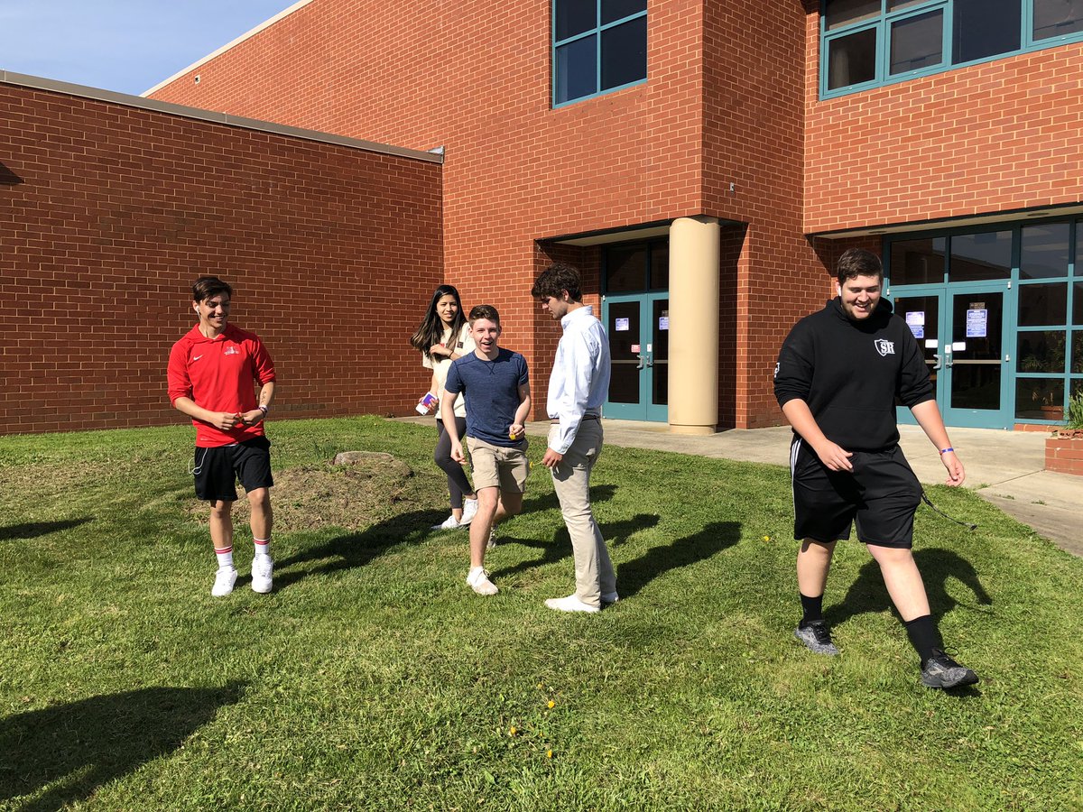 scigates's tweet photo. Chantilly oceanography students do a campus clean up for 🌎 week.  @fcpsGet2Green #FCPSEarthWeek #ChantillyPride https://t.co/TIxLI0hXxl
