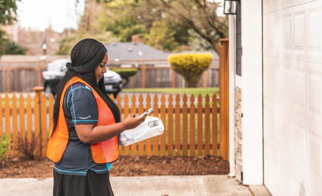 TechCrunch's tweet photo. Amazon opens Key delivery to garages https://t.co/UNWRjn81JH by @bheater https://t.co/9ma4KNMGgt