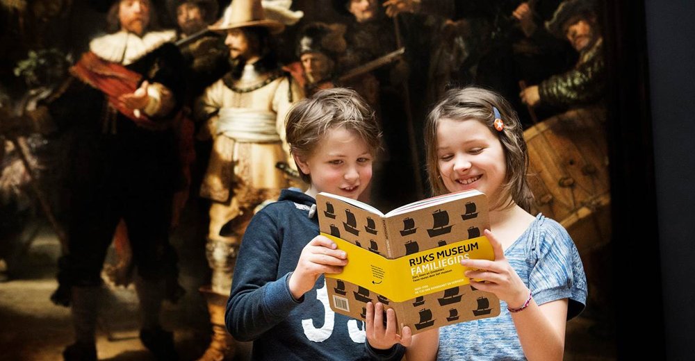 Ruiken, gekke bekken trekken, raadsels oplossen...met de familiegidsen van <a href="/rijksmuseum/">Rijksmuseum</a> beleef je de middeleeuwen, 17de, 18de of 19de eeuw op een wel hele leuke manier: bit.ly/2ZjxIEJ  #meivakantie #familieuitje #rijksmuseum #eropuit #kidsproof