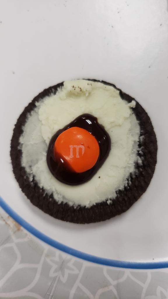 LynnetteS123's tweet photo. Building Earth's layers with Oreos, chocolate syrup,  and M&amp;M's!  Science is yummy today!!! https://t.co/ir3j6INlKo
