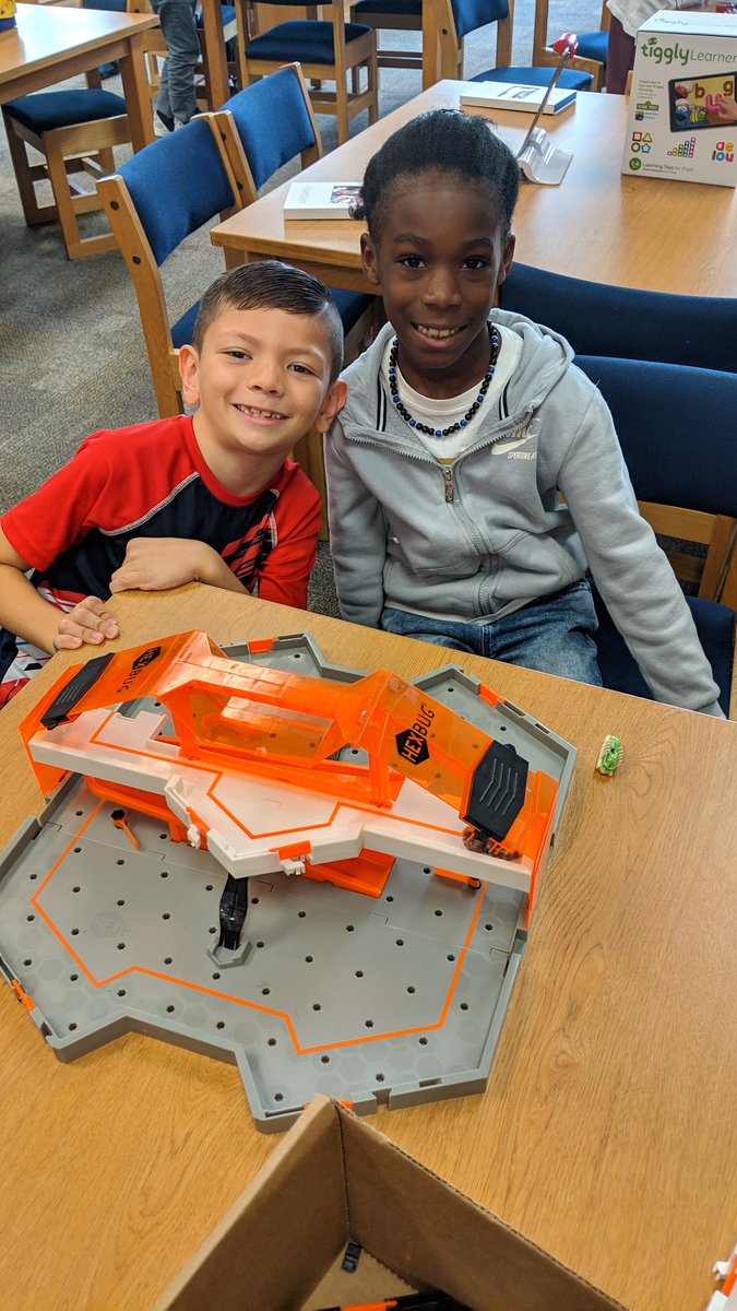 thedramaticlib's tweet photo. Even Ts ❤️ our #makerspace @kenmurra #STEAMLab #MISDLibLove @ESEStallions #ESELibrary #puzzles #codeapillar #hexbugs https://t.co/z9nk6xYk9V