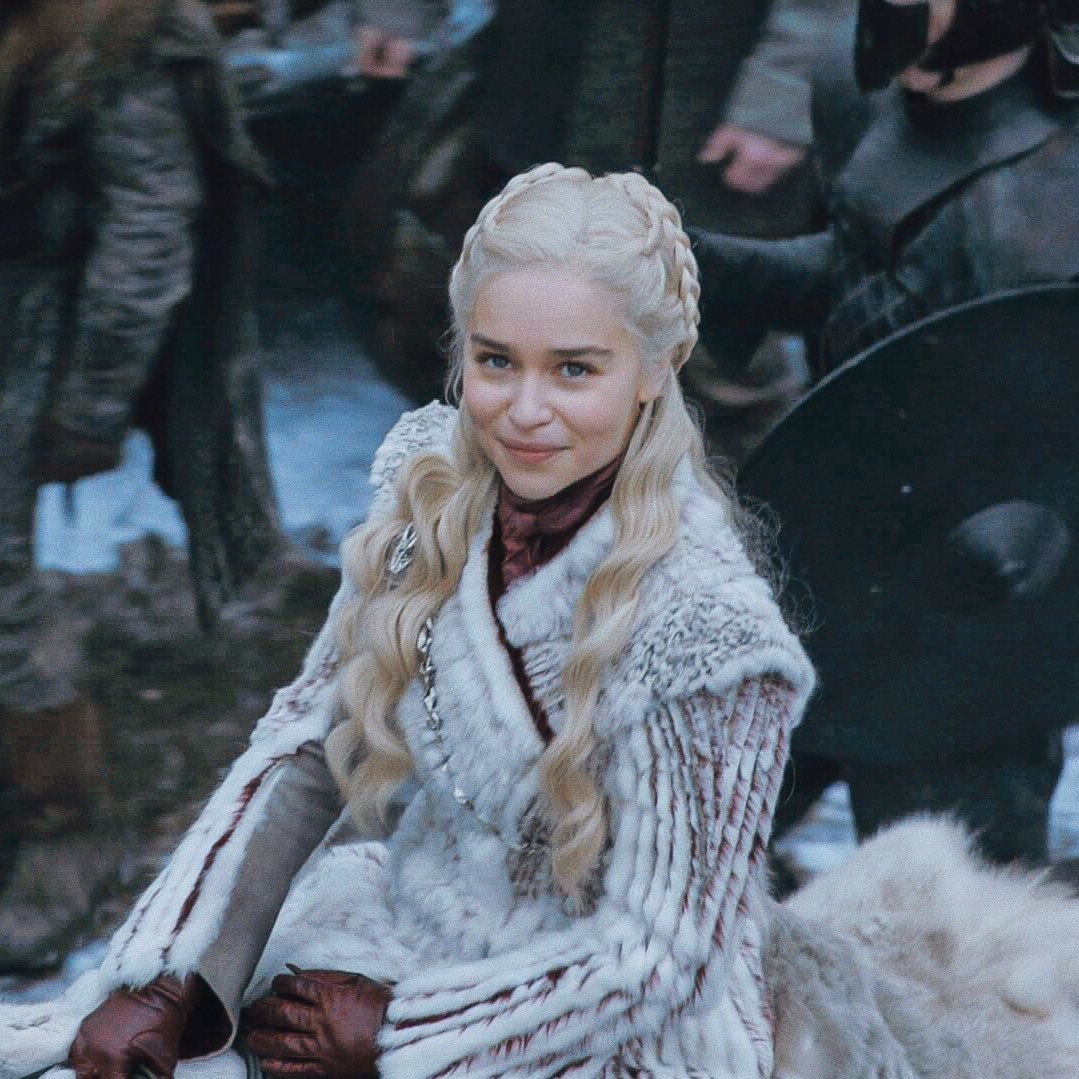 ThatCassianBat's tweet photo. Emilia Clarke è nata per interpretare #DaenerysTargaryen 
#GameofThrones #Got https://t.co/UHqD5tJPv6