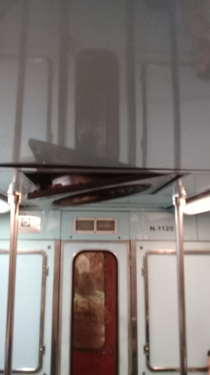ramirezalcerick's tweet photo. @MetroCDMX  De su ayuda para colocar y sujetar el ventilador del vagón que esta a punto de caer y evitar un accidente. Línea B. https://t.co/1drVJzPkR2