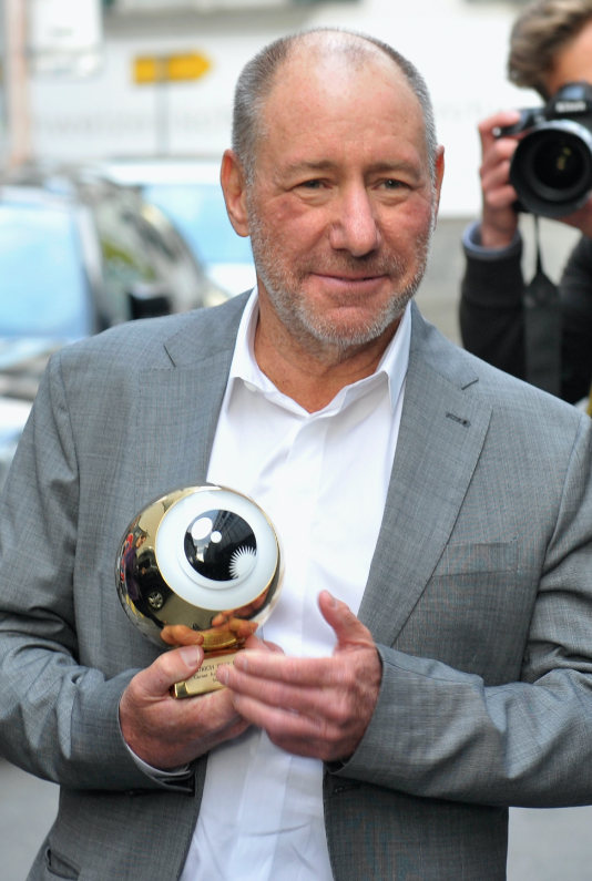 zurichfilmfest's tweet photo. So sad to hear Steve Golin has passed away. It was a great honour to have him with us in 2015 when he received our Career Achievement Award. #SteveGolin #Spotlight #MrRobot #ZFF2015 https://t.co/ZouOC8CWp7