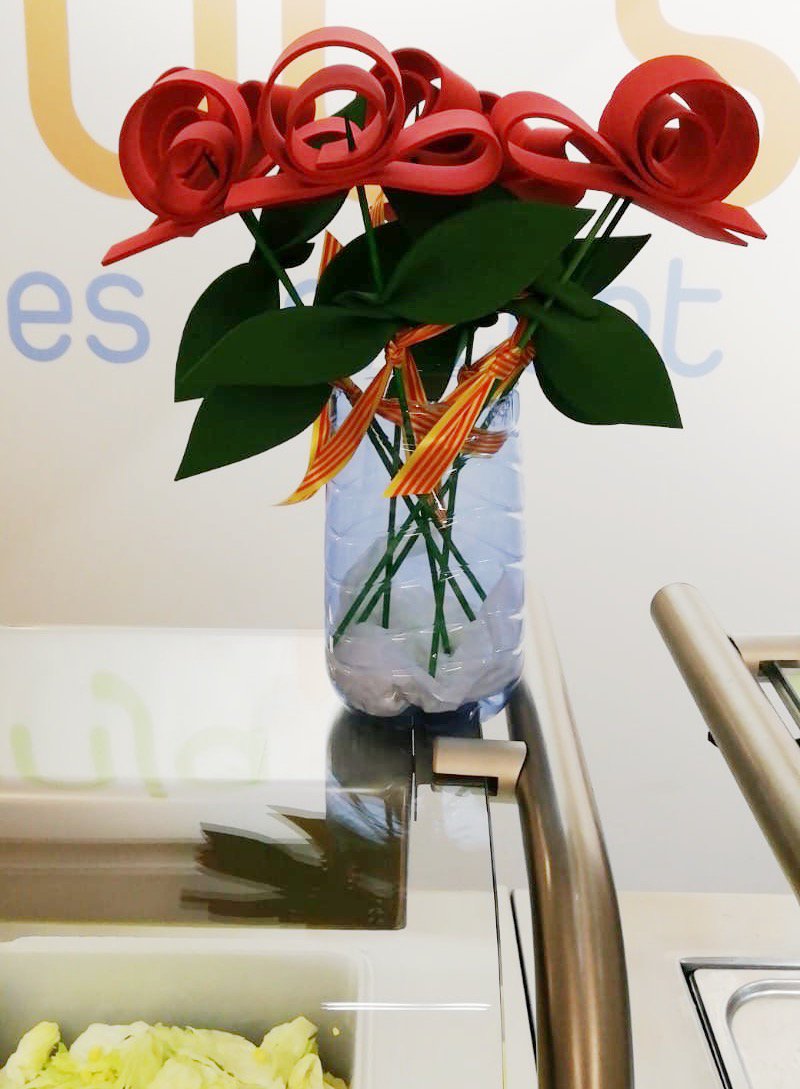 barnalleure's tweet photo. Els infants han decorat els menjadors de les escoles per celebrar la Diada de Sant Jordi🌹
#SantJordi #diadadesantjordi #santjordi2019 https://t.co/NQVFucxxKE