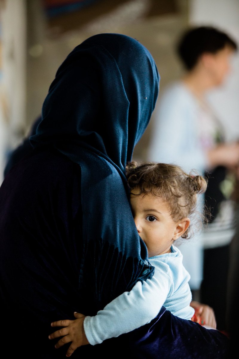 rosaauthor's tweet photo. .@CNSmd .@merrillcollege A #syrian #refugee child clings to her mother during a lesson on human trafficking at a camp in #tyre #Lebanon . A mother from this group told a story of being married off at age 12 in a financial move by her father. https://t.co/ADCbegkYr4