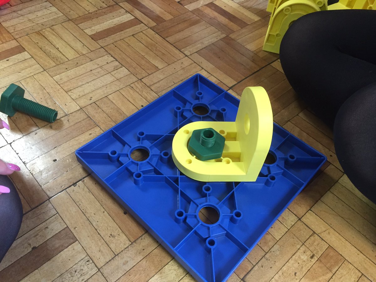 KHSScience's tweet photo. Welcome to our friends from @EngagementRaf, @STEMfifecollege and @EarlyCareersSky for our s3 “Speedy STEAM” today! #legendsofsteam https://t.co/cdDul54i6N