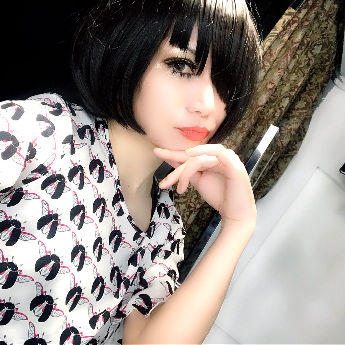 マリアンヌ東雲 Ar Twitter 出来たてホヤホヤの新しい制服でスチール撮影 サクサクと順調に終わったので最後の方は雑談しながらお酒飲んでたわ 仕上がりが楽しみで仕方無い 解禁はまだ先なので取り敢えず今日の私服 カラス族から昆虫へ