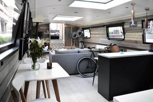 spacefeeIing's tweet photo. It is said that constraint breeds creativity and the #BoatHouseLondon shows it at its best! Stylish interior design done right, even over water! We loved reading Abi's @these4wallsblog amazing experience in this lovely boat!  https://t.co/cqYTsXny5z https://t.co/e8tiwAgI96