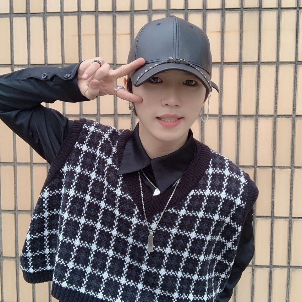 DIA_CRUNCH's tweet photo. [#현오] 오늘은 어떠한 일 때문에 드레스코드를 블랙!으로 입고 왔어요! 그 어떠한 일은 곧 공개될 거 같아요 ㅎㅎㅎ 재밌을 거예요! 기대해주세요! 
#올블랙 #덥다 #우리디아나 #사랑해요 https://t.co/EVYNen49pA