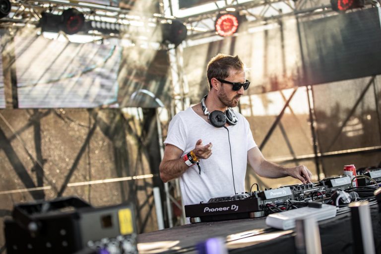 Streamlab_za's tweet photo. My City By Night MKLY’s One Six Radio Show Exclusive Mix on Data Transmission Radio: Photographer: Marc Berman Photography Recently MKLY was asked to put together an exclusive mix for… https://t.co/W52jTC2dR5 #CapeTown #Music #DataTransmission #MKLY #OneSix Via @MyCityByNight https://t.co/GiOEHpQZIP