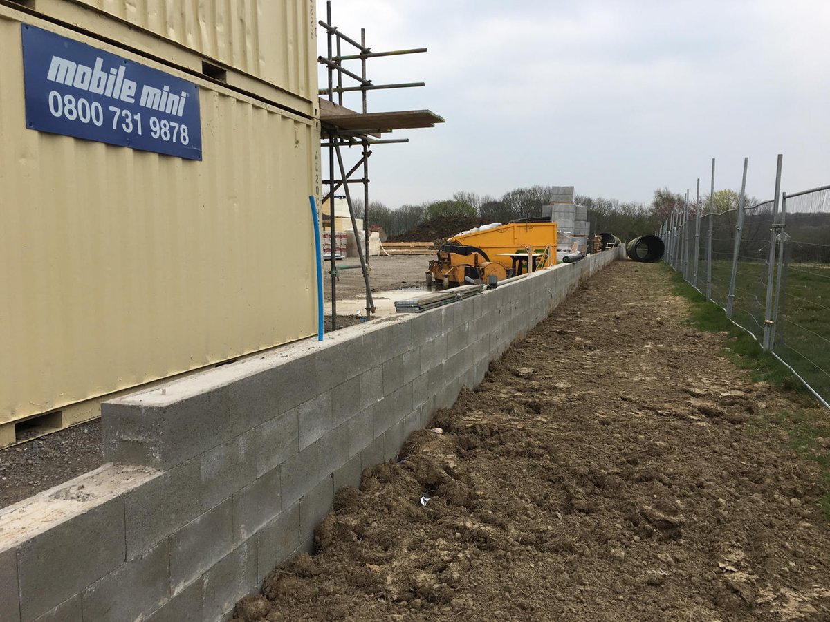 AndertonConcret's tweet photo. Phillip Carruthers Ltd are currently working on a site in Workington for Mandale Homes and are using the 256mm Stepoc from Anderton Concrete to construct some perimeter retaining walls. #concrete #retainingwalls #constructability #stepoc https://t.co/n6TnMHpK17