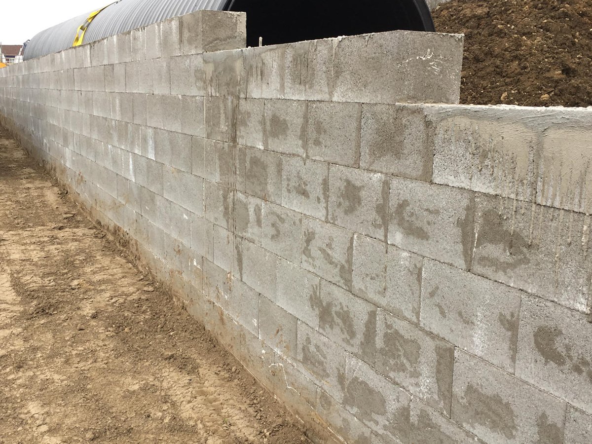 AndertonConcret's tweet photo. Phillip Carruthers Ltd are currently working on a site in Workington for Mandale Homes and are using the 256mm Stepoc from Anderton Concrete to construct some perimeter retaining walls. #concrete #retainingwalls #constructability #stepoc https://t.co/n6TnMHpK17
