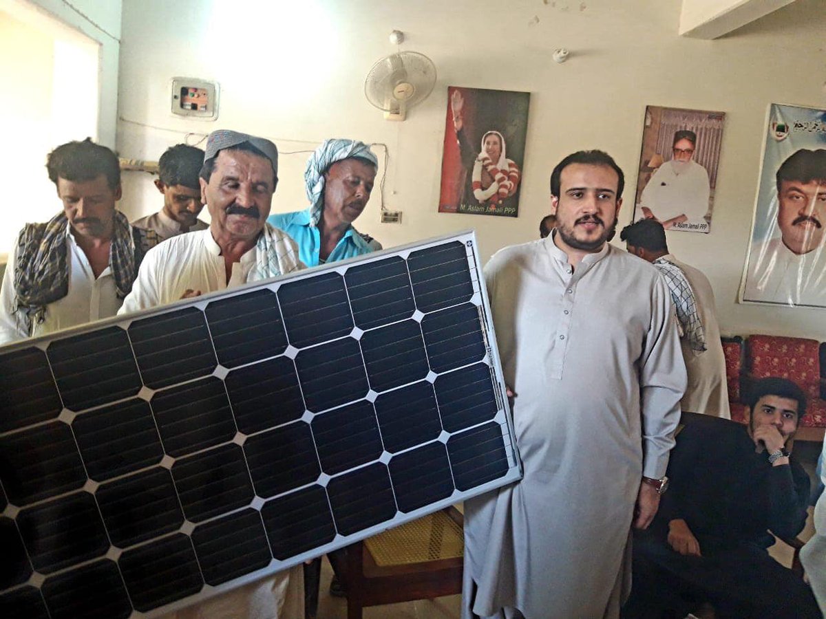 JunaidRafiqueJ's tweet photo. Distribution of solar plates and fans among the people of UC Bahawalpur at Jamali House Bahawalpur. https://t.co/vAUcPyZ7aB