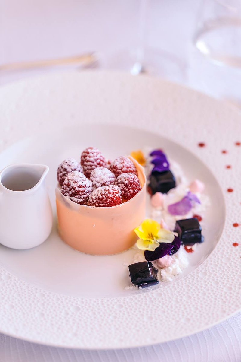 Dessert just makes life so much better and how they wouldn’t when one bite of this beautiful thing can turn your whole world around and sweeten up your day. Live for moments like that and your heart will thank you for it!