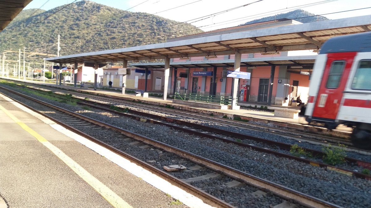 paolo78350349's tweet photo. #Sezze La Stazione ferroviaŕia di #SezzeRomano posta alle pendici della collina #Setina, localita' Sezze scalo, e ben collegata con tutte le localita' limitrofe graze ad una #efficienza nel servizio di trasporto pubblico locale e regionale. https://t.co/cwIAi33KCN