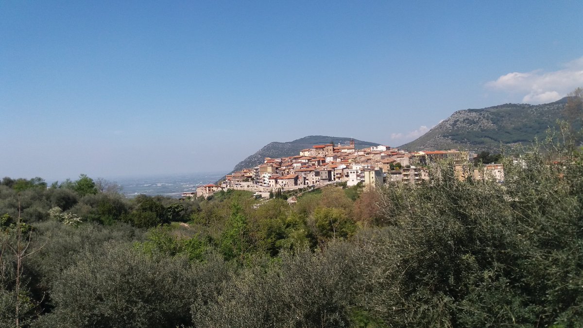 paolo78350349's tweet photo. #Sezze La Stazione ferroviaŕia di #SezzeRomano posta alle pendici della collina #Setina, localita' Sezze scalo, e ben collegata con tutte le localita' limitrofe graze ad una #efficienza nel servizio di trasporto pubblico locale e regionale. https://t.co/cwIAi33KCN