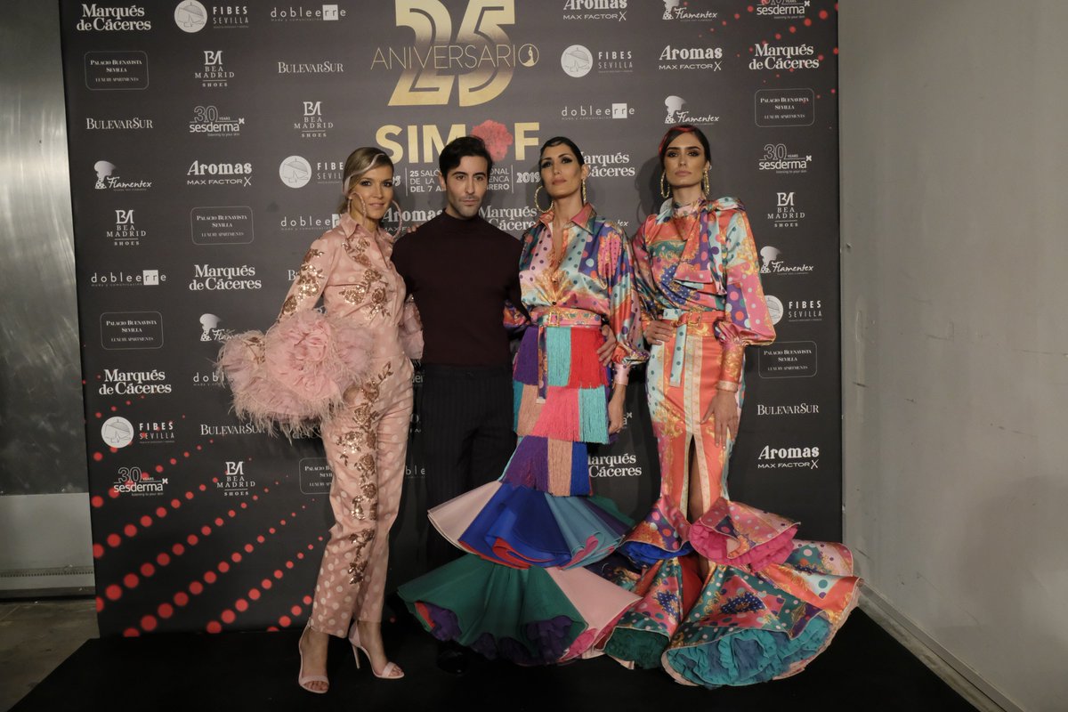 simofsevilla's tweet photo. ¡Qué bien nos lo pasamos en #SIMOF25!👏👏
Pudimos disfrutar de unos espectaculares #desfiles😍 Os dejamos más fotitos de #diseñadores en el photocall↙️
➡️ Andrew Pocrid
➡️ @yolandarivasdia
➡️ @TeressaNinu
➡️ María Ramirez
#felizmartes #sevillahoy #moda #flamenco https://t.co/MM4tWT2EVX