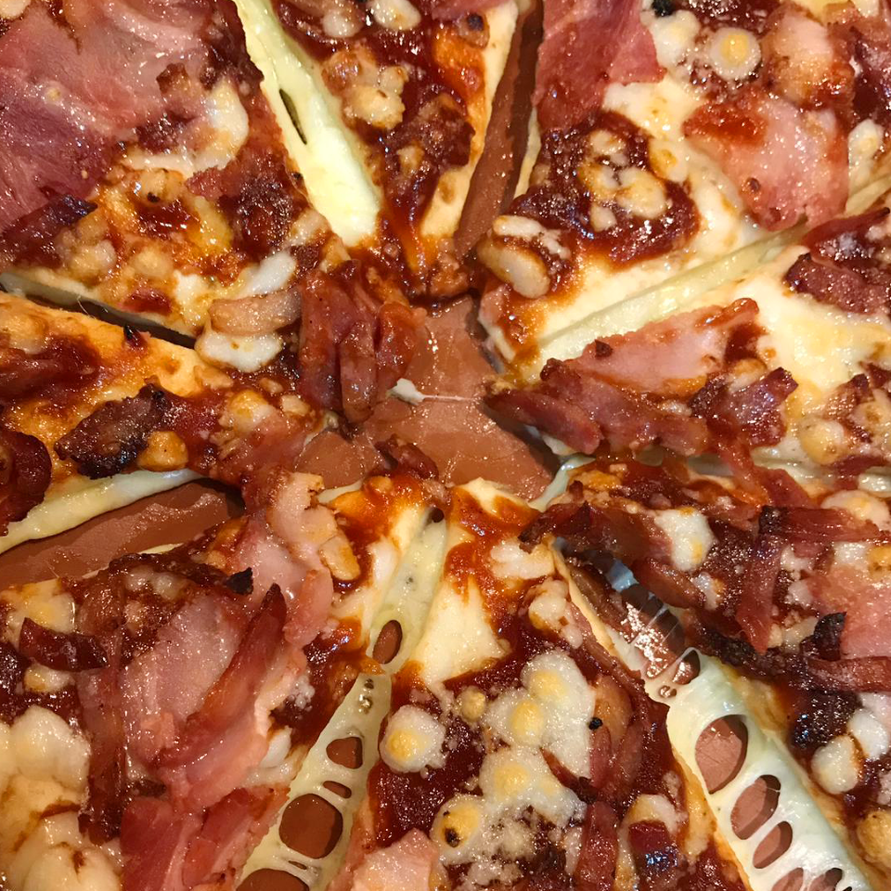 telepizza_es's tweet photo. RT si quieres celebrar el #DíaDelLibro con pizza gratis 🍕😎

#DevoraLibros https://t.co/9VbtWR8WEK