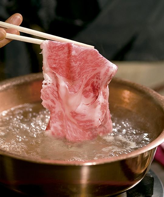 ¿Qué te apetece comer? Déjate sorprender por la gastronomía japonesa y prueba el delicioso sabor de la <a href="/carnewagyu/">Carne de Wagyu</a> ¡¡Disfruta de un tradicional plato japonés como el Shabu Shabu!! 😍🇯🇵