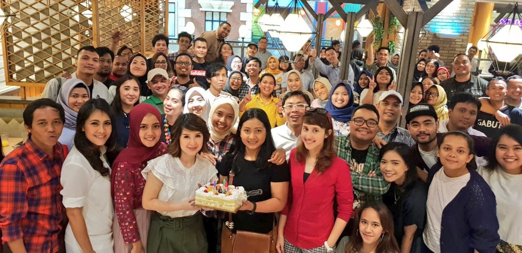 Staff PSI terdiri dari anak muda hebat -- yang berjuang 24 jam dengan gembira. Ketika PSI kalah, mereka menangis. Anak-anak ini berjuang dengan sepenuh hati. Siang tadi kami kumpul makan bersama. Usai acara Ketua Umum menyampaikan pesan: kita akan berjuang lagi untuk Pemilu 2024!
