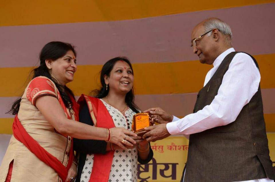 SatyaHarendra's tweet photo. माननीय राष्ट्रपति श्री रामनाथ कोविंद जी गायत्री परिवार द्वारा आयोजित सोनी कला केन्द्र एवं शताक्षी कारवाँ जैसी समाज सेवी संस्थाओं को अपना आशीर्वाद एव मार्गदर्शन दिया💐देश के प्रथम नागरिक होने के नाते आपका स्नेह और शुभकामनाएं सूक्ष्म रूप से हमें हमेशा मिलता रहे🙏
@rashtrapatibhvn https://t.co/9G9XcwlvBD
