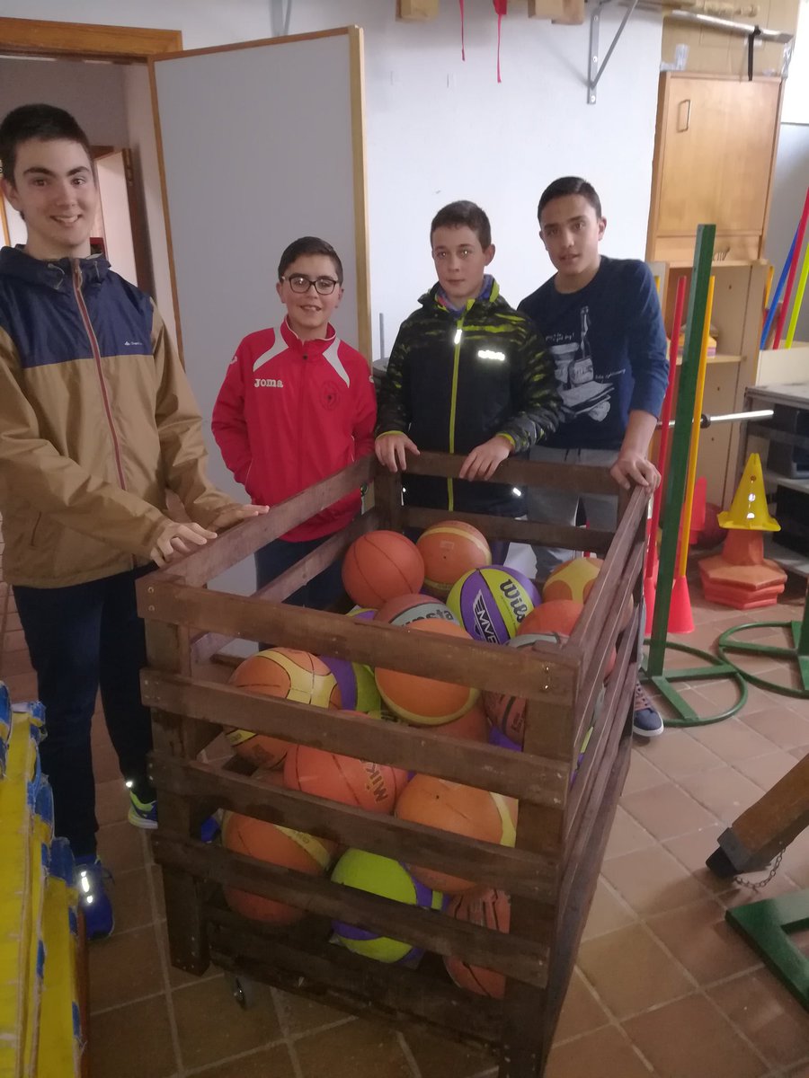 ies_jara's tweet photo. Alumnos de la patrulla verde hacen un carro para balones con palets. https://t.co/TkL5J8aFHh