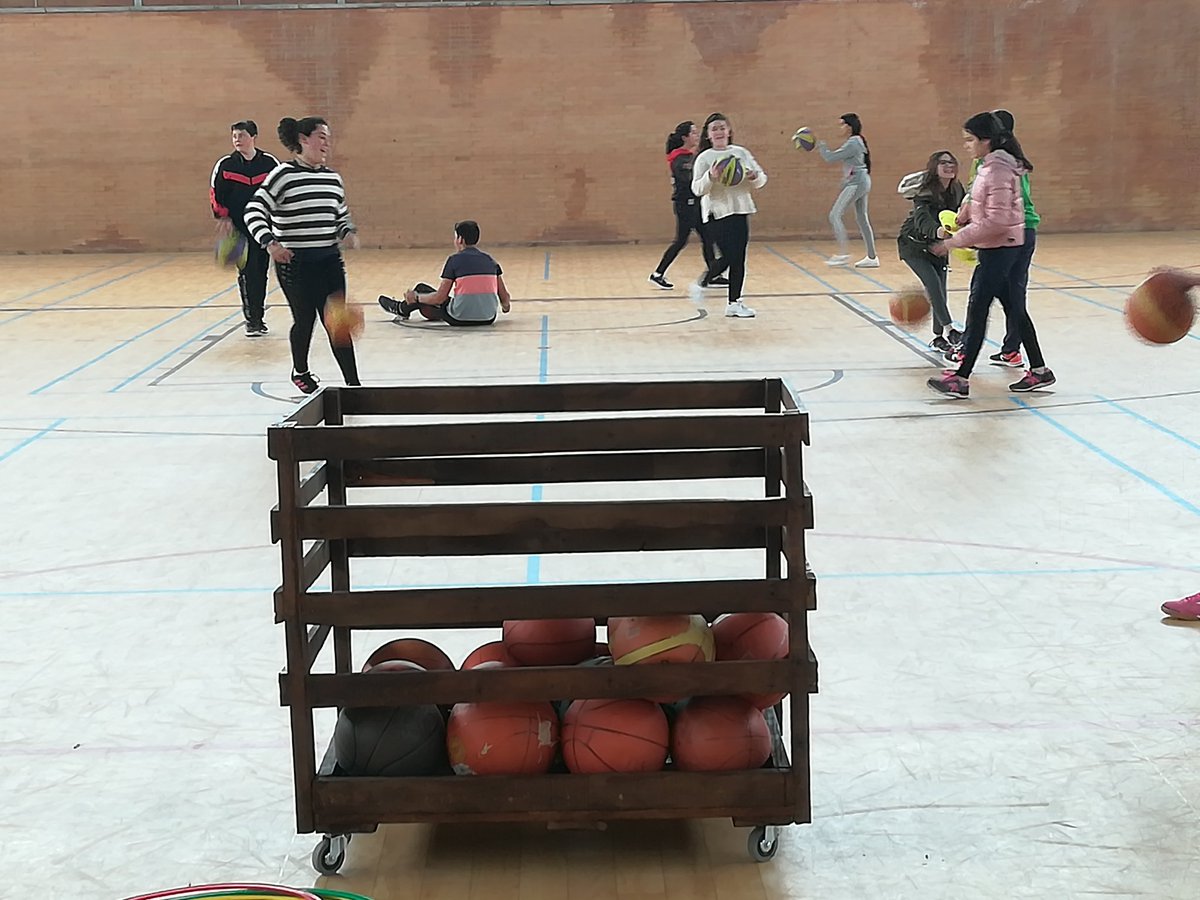 ies_jara's tweet photo. Alumnos de la patrulla verde hacen un carro para balones con palets. https://t.co/TkL5J8aFHh