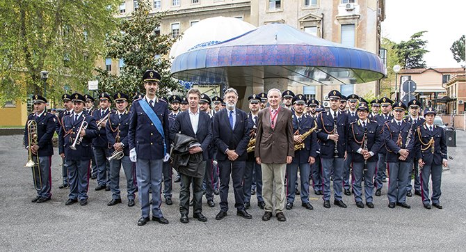 In occasione di #Pasqua, donate due postazioni internet dalla @poliziadistato alla Pediatria del Policlinico Umberto I per 'navigare in sicurezza'. Grande festa anche con la #fanfara e la consegna di #uovadipasqua da parte della #PoliziaPostale ow.ly/LyVM30ovzy7