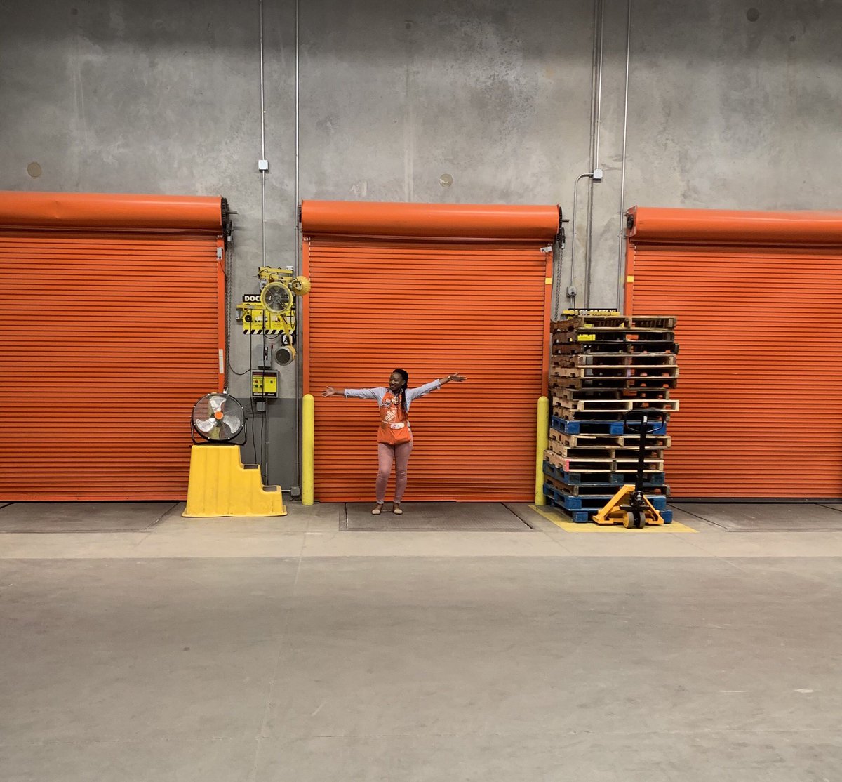 MarkEHamlton's tweet photo. Did you hear the new song about OAM Krystal? “12 Pallets Tall and Freightless” is the next big country hit by Zach and The Pack Outs. 866 is singing it this morning in memory of last night’s RDC. #MidSouthReceivingChallenge https://t.co/ZzHlJX5UNb