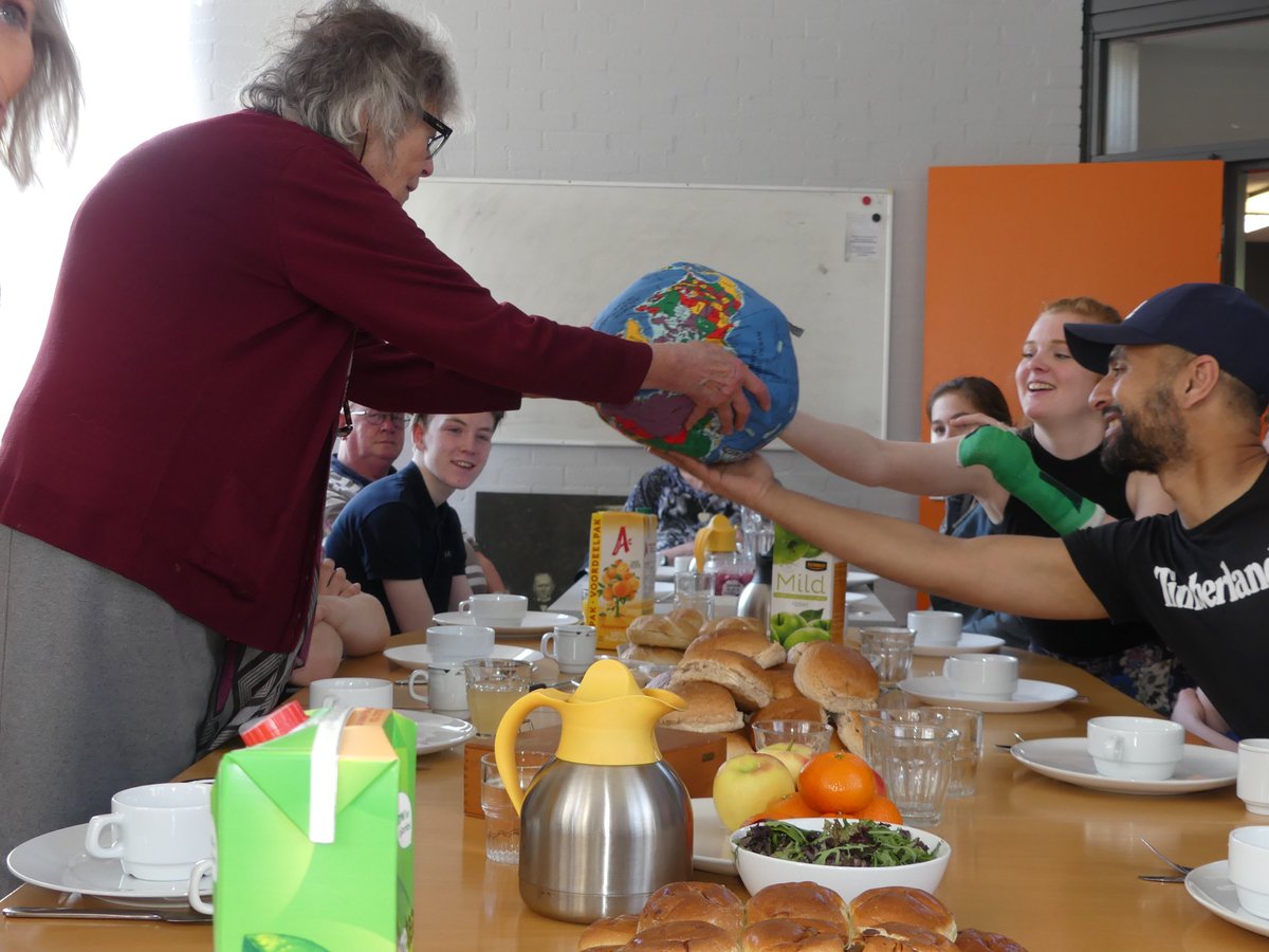 DockKarlijn's tweet photo. Nog aan het nagenieten van afgelopen vrijdag! Jongeren en ouderen ontmoeten elkaar in Buurtcentrum @Sterrenzicht.  #verbinden #ontmoeten @SamenOost  @DOCKUtrecht @JoU_BNO @UtrechtOost @BuurtteamOost #dockindebuurt @SamenindeStad https://t.co/6qzzJtT0S3