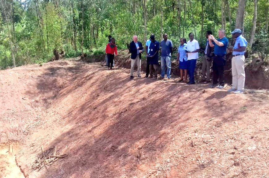 USAIDHingaWeze's tweet photo. Honoured to be joined by @USAID's Micheal Getta and @JeanDamasceneNy on a tour of our farming, nutrition and irrigation activities in @BugeseraDistr. Also exchanged ideas with beneficiaries how saving/nutrition groups continue to improve community welfare. #USAIDTransforms https://t.co/eTbLDLAgZn