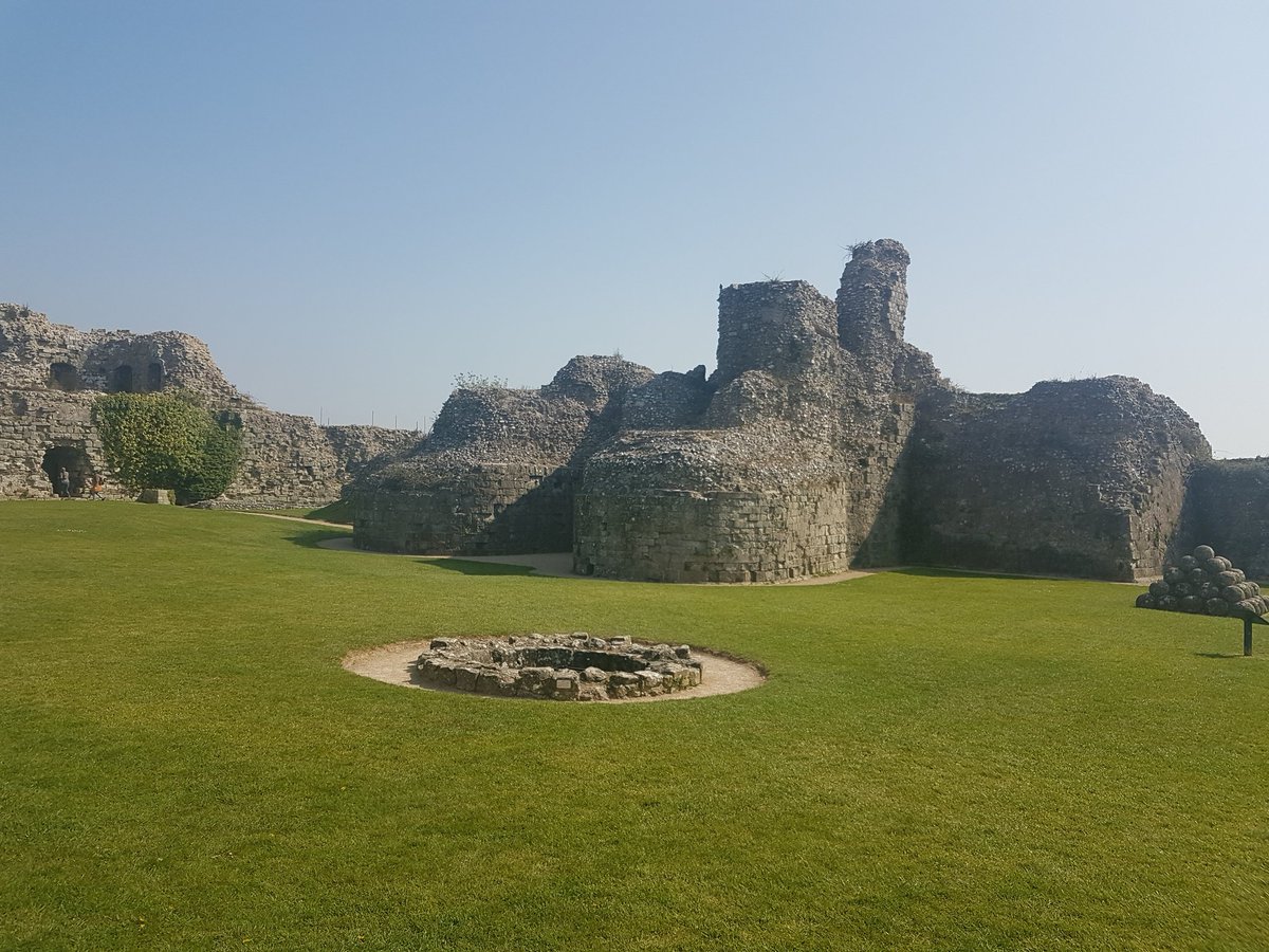 Let_sTravel's tweet photo. Pevensey castle.Castle inside of Roman walls.First castle was built by William The Bastard. @Let_sTravel @greatcastles @EnglishHeritage @EastSussexCC #pevenseycastle #england #eastsussex #sussex https://t.co/R2ZQVKwlte