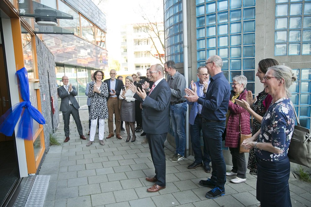 TablisWonen's tweet photo. Wethouder Piet Vat nam vorige week het elektronische toegangssyteem Rondeel in gebruik. Mooie samenwerking Platform VvE-en Alblasserwaard, Tablis Wonen, SliM Wonen, Waardeburgh en Rivas. De start van een nog betere toegang voor zorgverleners  in woongebouwen in Sliedrecht. https://t.co/U8dAyIowst