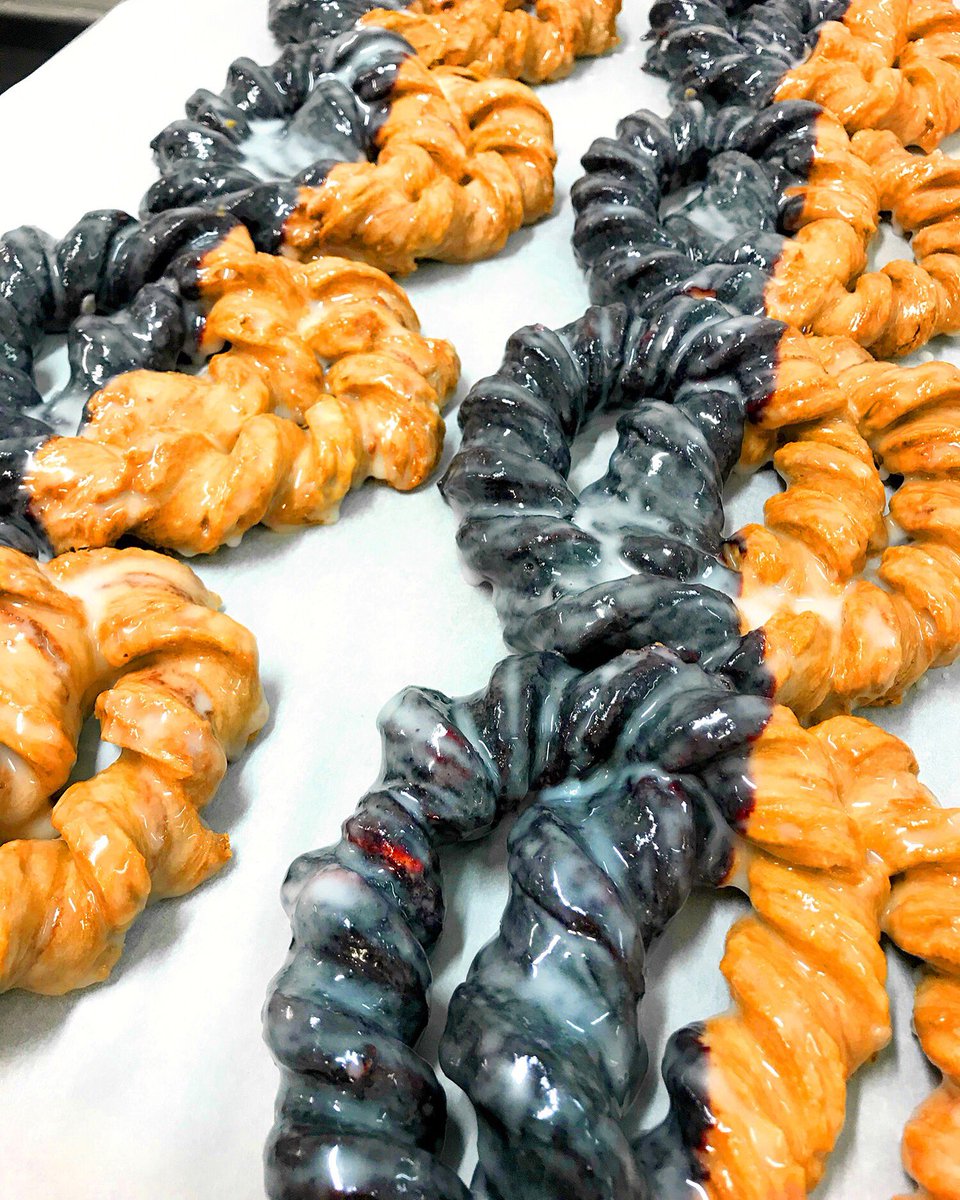 Hoy te enseñamos nuestros Bretzel de arándanos recién bañados en sirope. 🤤
➡️¿Cómo los elaboramos?⬅️
Visítanos en Instagram <a href="/MamaFramboise/">Mama Framboise</a> o Facebook para descubrirlo 😊🙌🏻