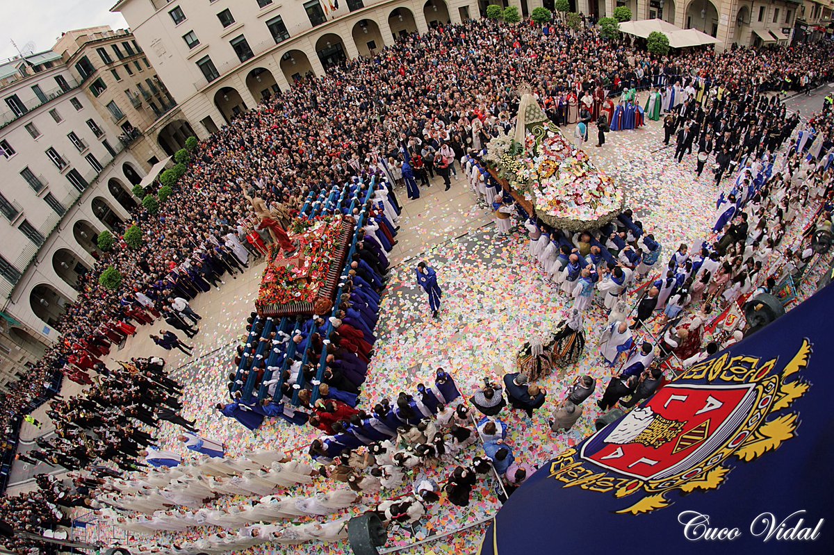 Alicante 🔵⚪️ es Semana Santa; encuentro del "Domingo de Resurrección 2019" en la plaza del ayuntamiento entre Jesús Resucitado y Ntra. Sra. de la Alegria, ante miles de alicantinos. 📲 #alicante #semanasanta #festaitradicio #costablanca #comunidadvalenciana #españa 🇪🇸